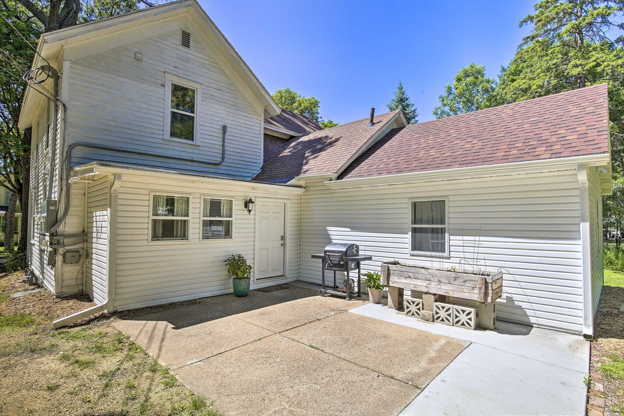 apt entry - 1012 10th St E