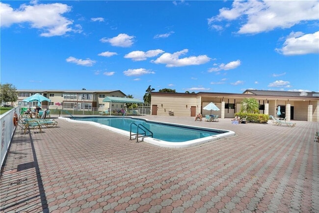 Building Photo - 7355 NW 5th Pl