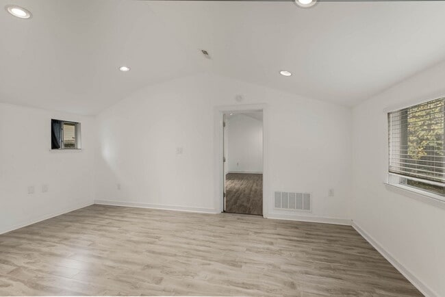 Building Photo - 121 W Woodlawn Ave