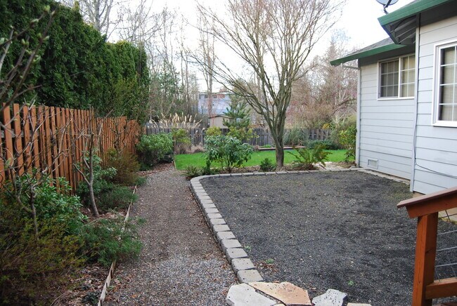 Building Photo - Charming & Well-Maintained Single-Story Home in McMinnville