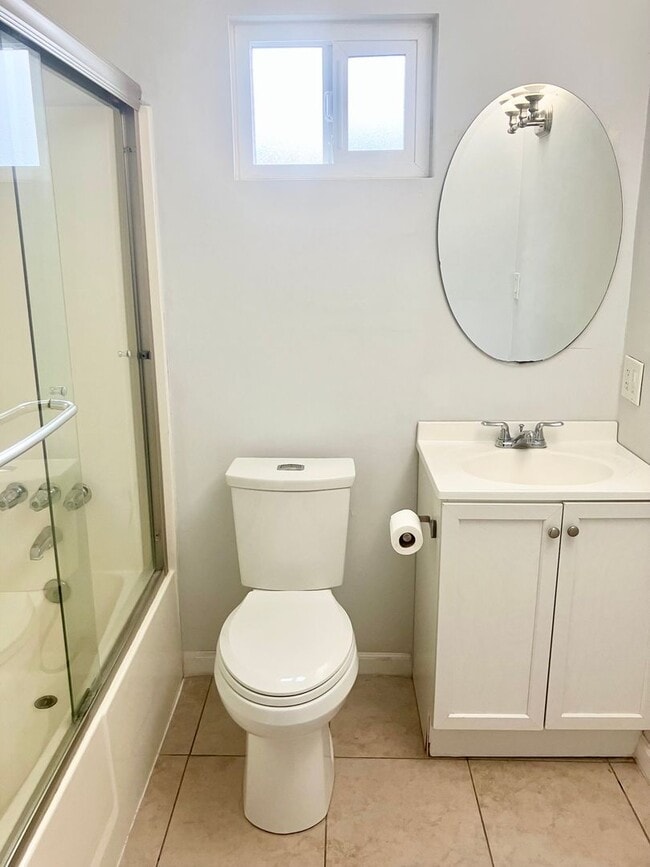 Building Photo - Stylish 3 Bedroom in College Area