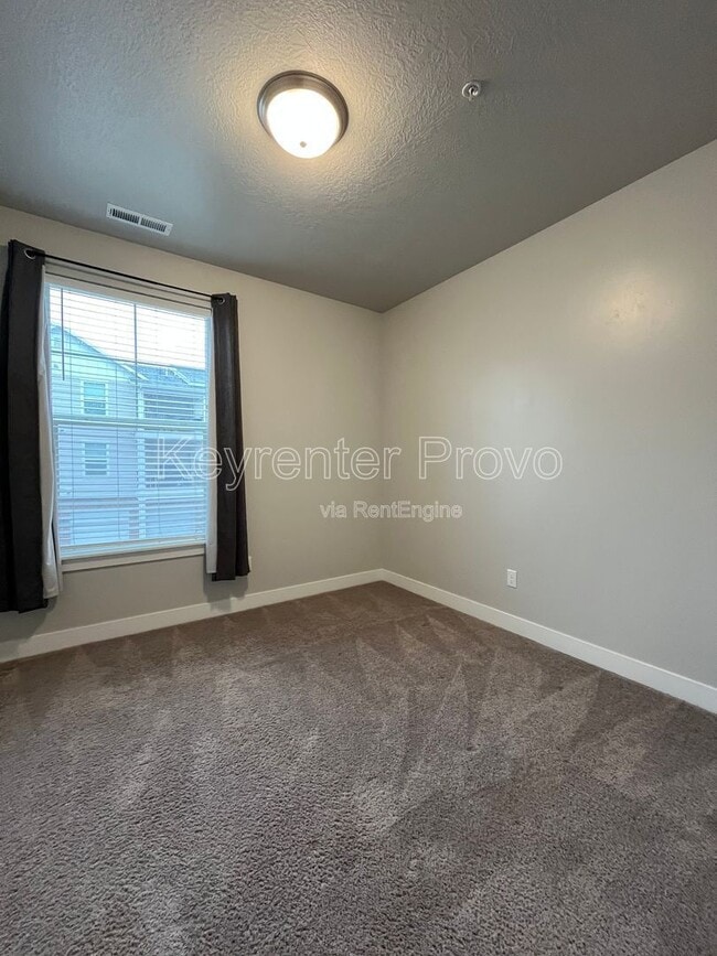 Building Photo - 586 N 360 W