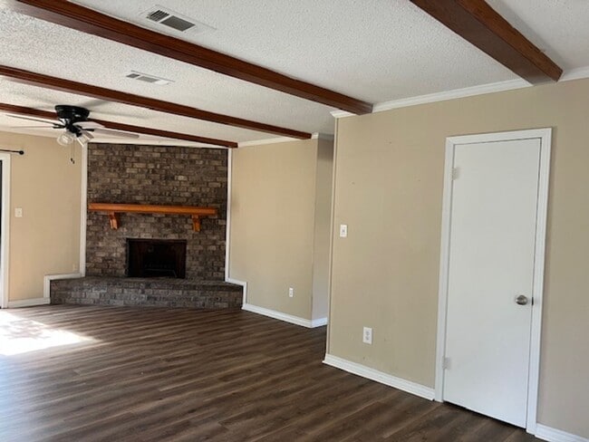 Building Photo - Brick home off Three Notch Road