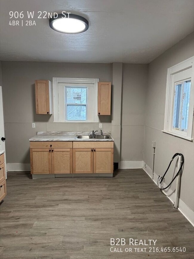 Building Photo - 906 W 22nd St