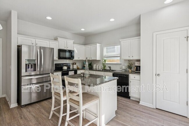 Building Photo - 566 Skye Dr