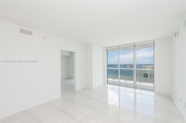 Building Photo - 1300 Brickell Bay Dr