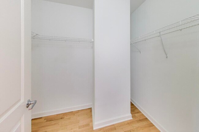 Building Photo - 420 E Waterside Dr