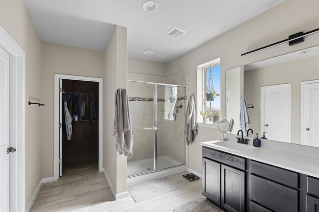 Building Photo - 513 Cerezo Dr