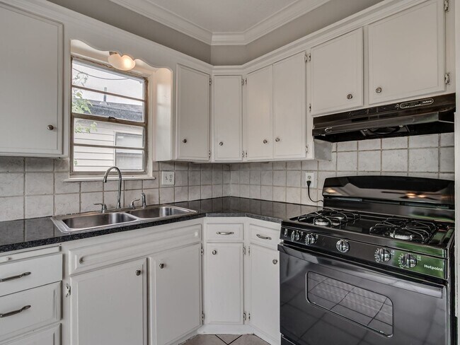 Building Photo - Charming Home in OKC + 4 bedrooms