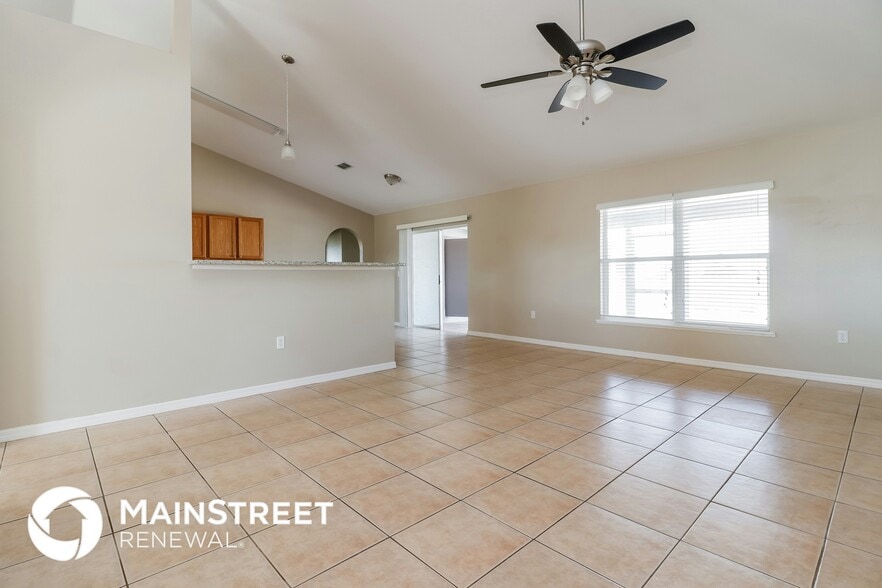 Building Photo - 527 NE 6th Pl