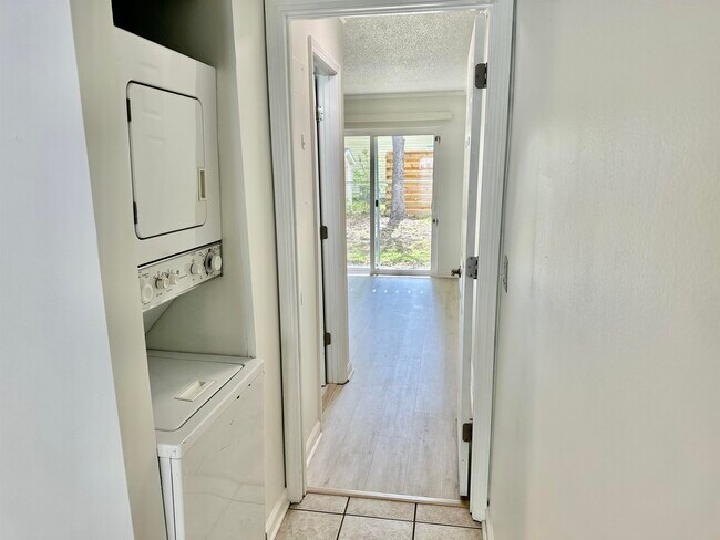 Building Photo - 400 Cambridge Cir