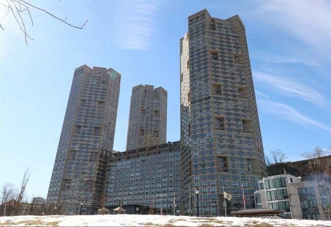 Primary Photo - 7004 BLVD E