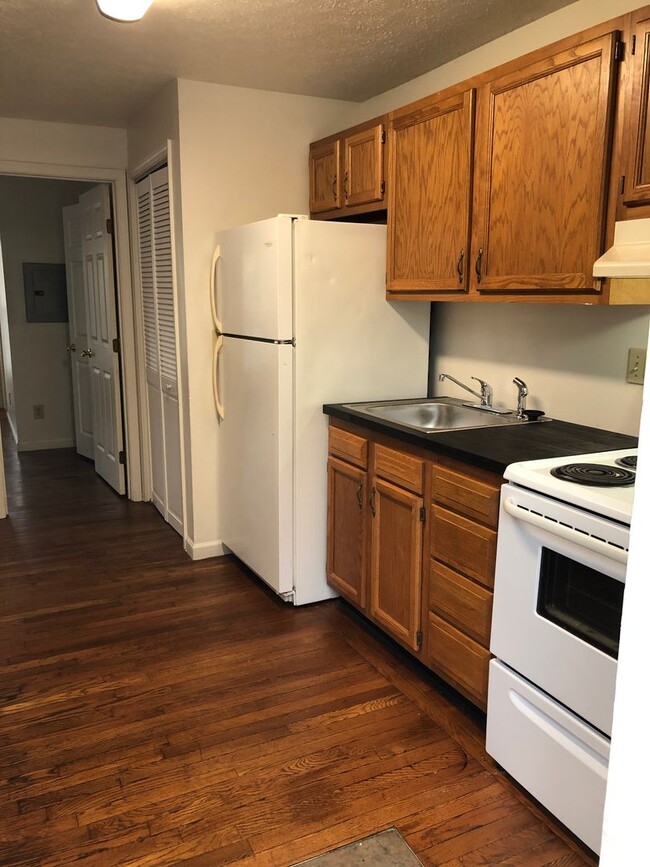 Building Photo - 1 Bedroom Avail AUG 2025;  $840 Monthly. W...