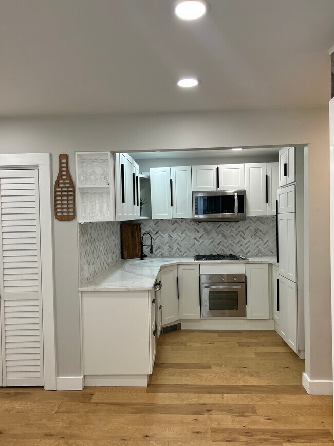 Kitchen - 254 Western Ave