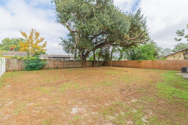 Building Photo - 7608 N Sanibel Cir