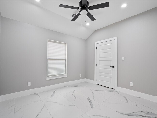 Building Photo - 9114 Everglade Dr