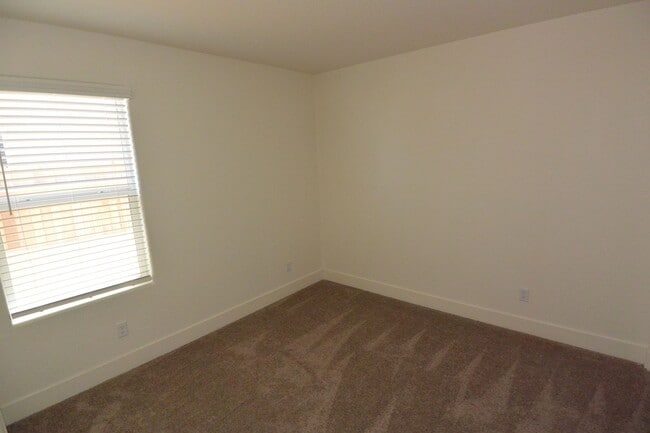 Building Photo - Almost Brand New 4 bedroom home in great South East Visalia neighborhood with Solar