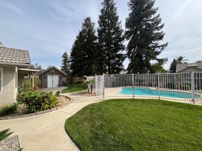 Building Photo - Beautiful Southside Visalia Home! Coming Soon!