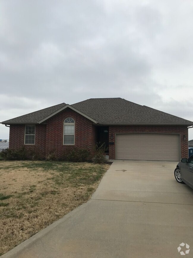 Building Photo - 3 bedroom 2 bath house.  Fenced yard