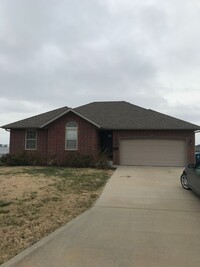 Building Photo - 3 bedroom 2 bath house.  Fenced yard