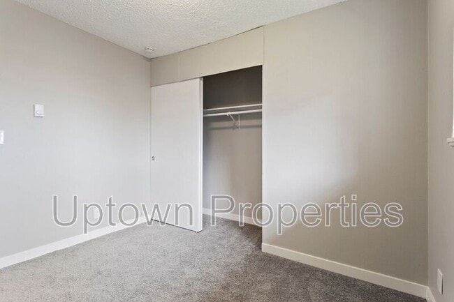 Building Photo - 2606 NE Lombard St