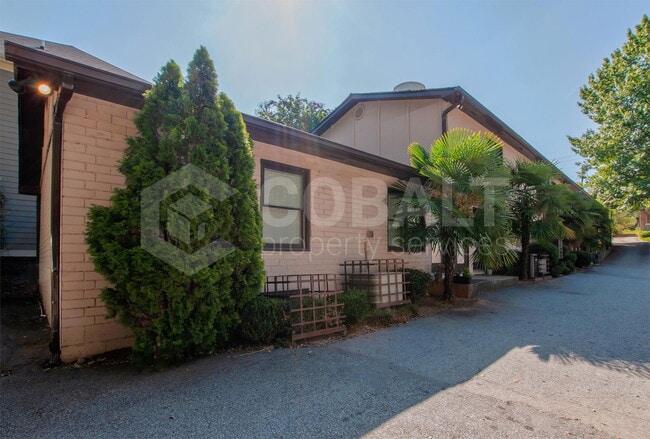 Building Photo - 626 Irwin St NE