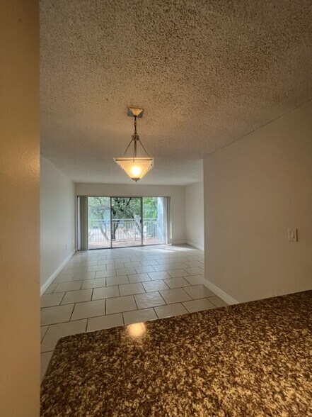 Building Photo - 9351 Fontainebleau Blvd