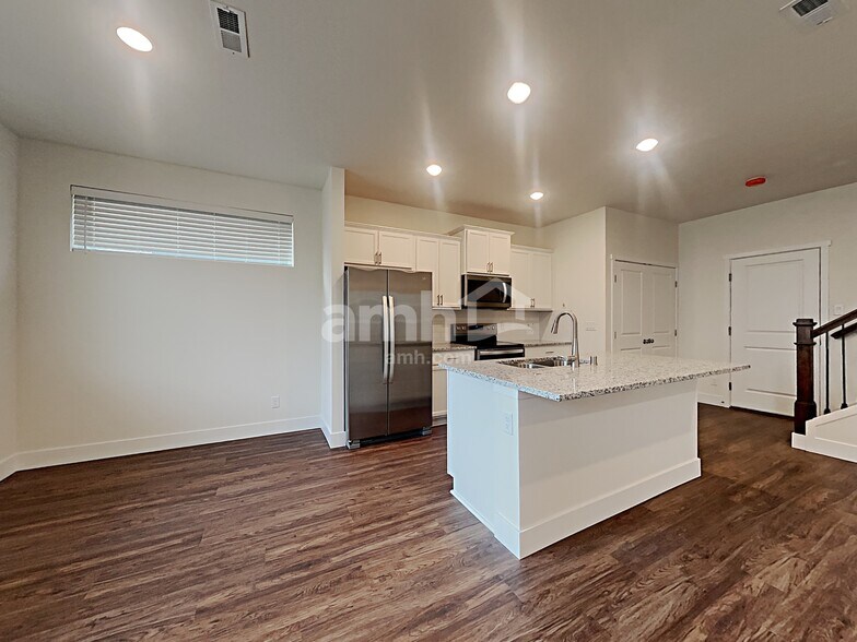 Building Photo - 33030 Lookout Ln