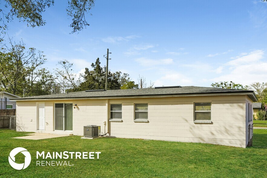 Building Photo - 8360 Red Holly Ln