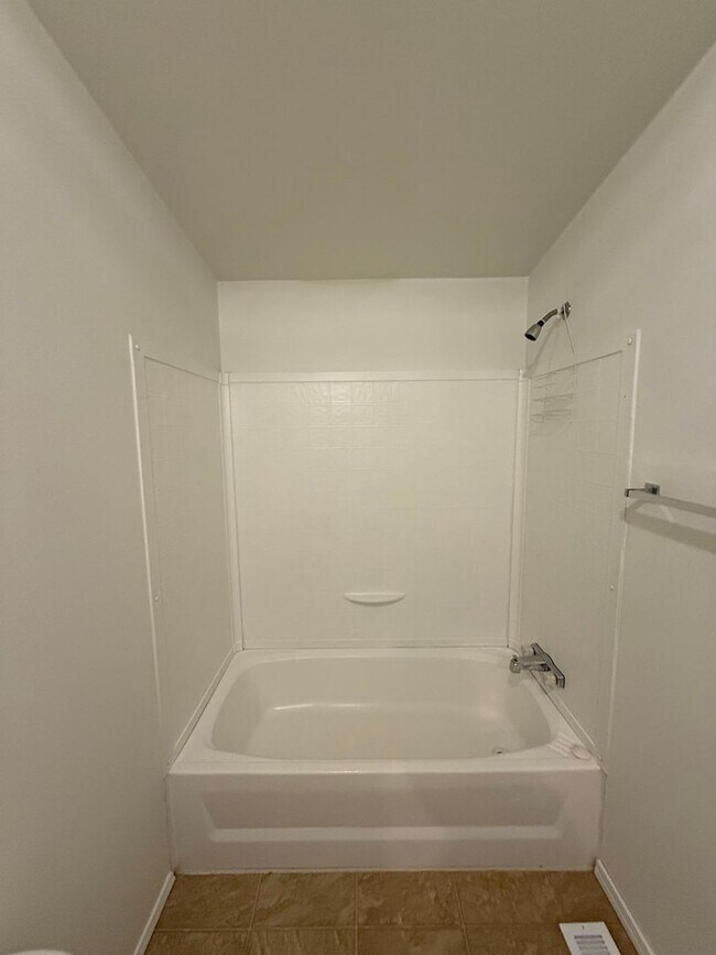 Building Photo - SPIRIT LAKE HOME (P#440)