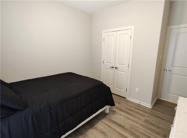 Building Photo - 11 N Soñador Dr