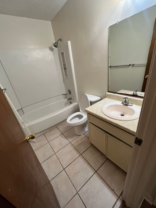 Building Photo - Classic Manor