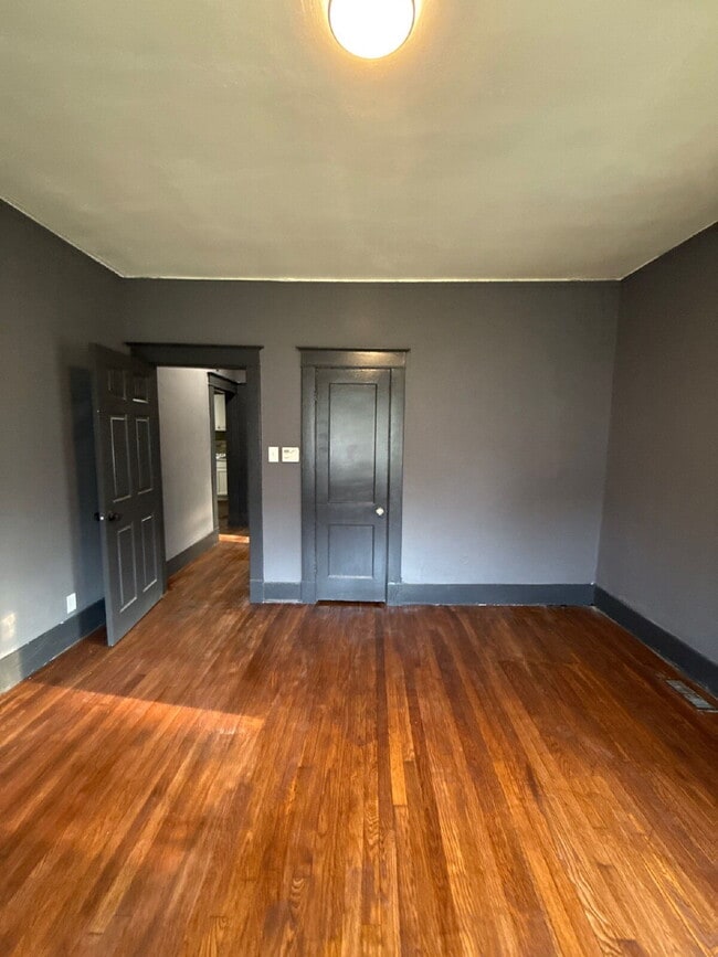 Building Photo - Affordable Co-Living Units (1–4 Rooms Available) Near Central Memphis