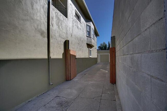Building Photo - 3014-3014 4th Ave