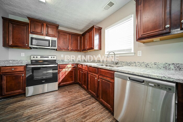 Building Photo - 801 Lake Chase