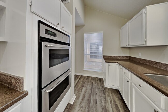 Building Photo - 2515 Chestnut Cir