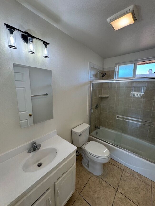 Building Photo - 253 E Plymouth St