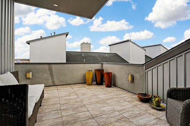 Building Photo - 5005 Darling St