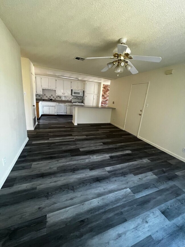 Building Photo - 5335 Castle St