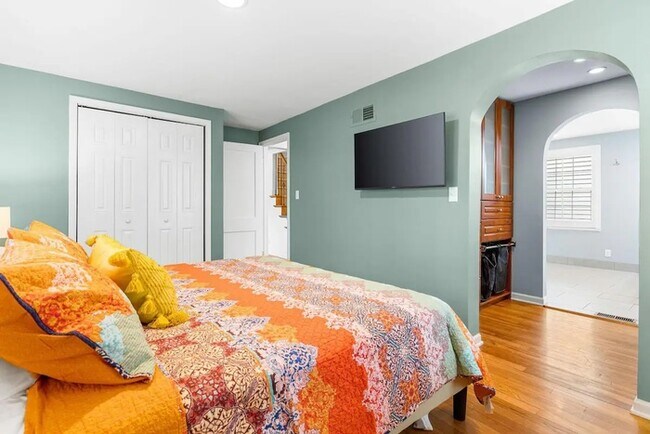 Building Photo - Beautifully Furnished Home – Move-In Ready!