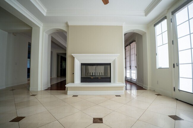 Building Photo - Exceptional estate Located In the highly desirable College Park Community.