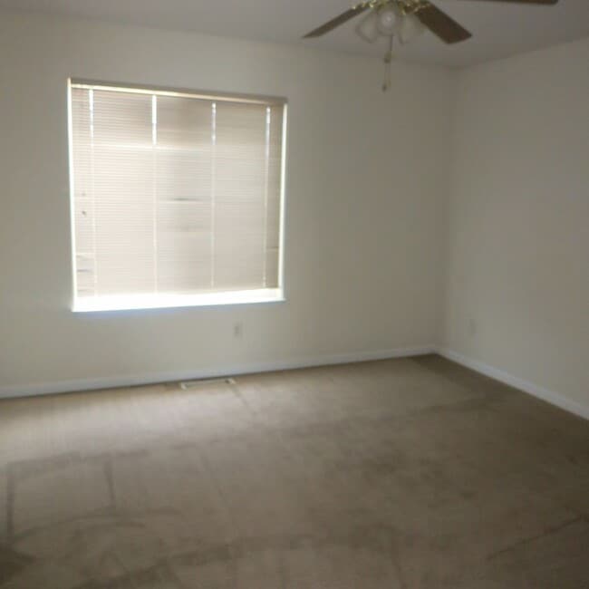 Building Photo - Golf Course Home