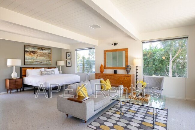 Building Photo - 2204 W Acacia Rd