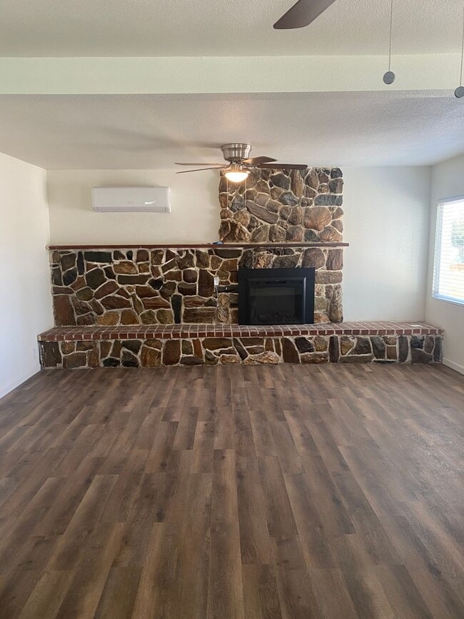 Building Photo - Updated home on a large lot!