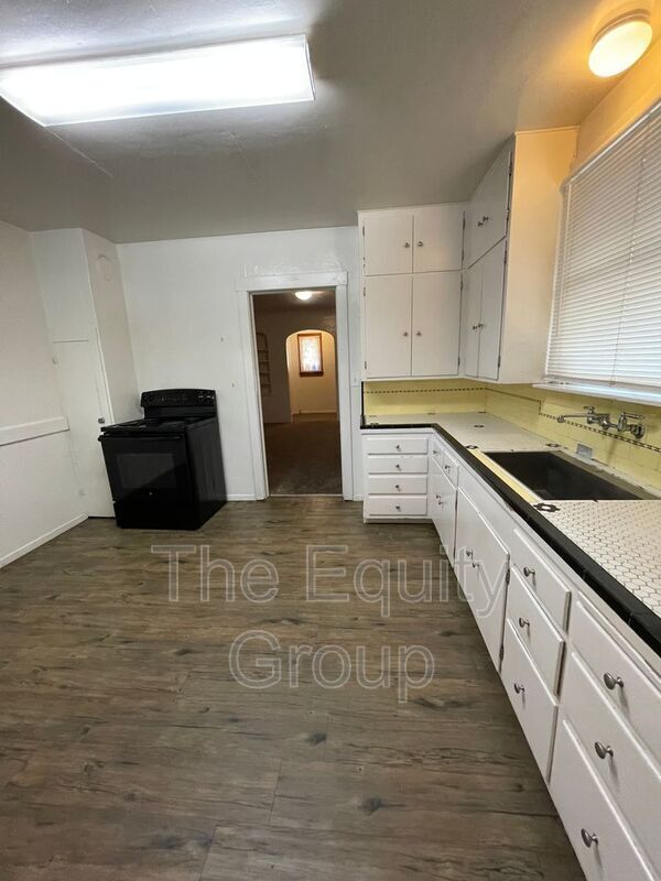 Building Photo - 939 Chinowth St