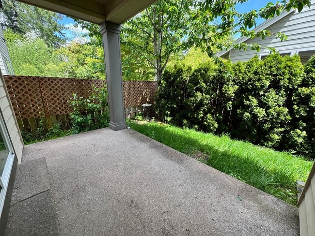 Building Photo - FOR RENT - SPACIOUS 4 BEDROOM, 2.5 BATH IN...