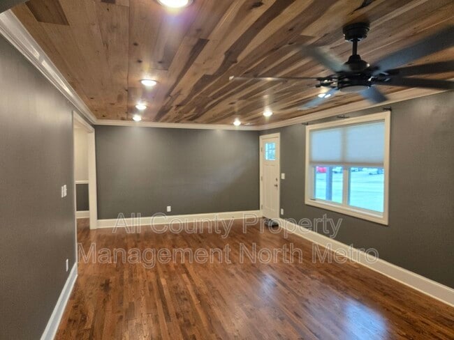 Building Photo - 545 Lakeview Dr