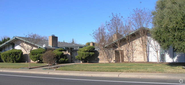 Building Photo - Espana West