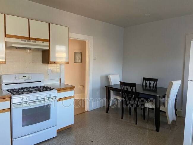 Building Photo - 28 Millet St