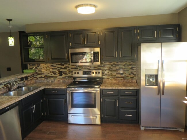 Building Photo - 702 N Main St